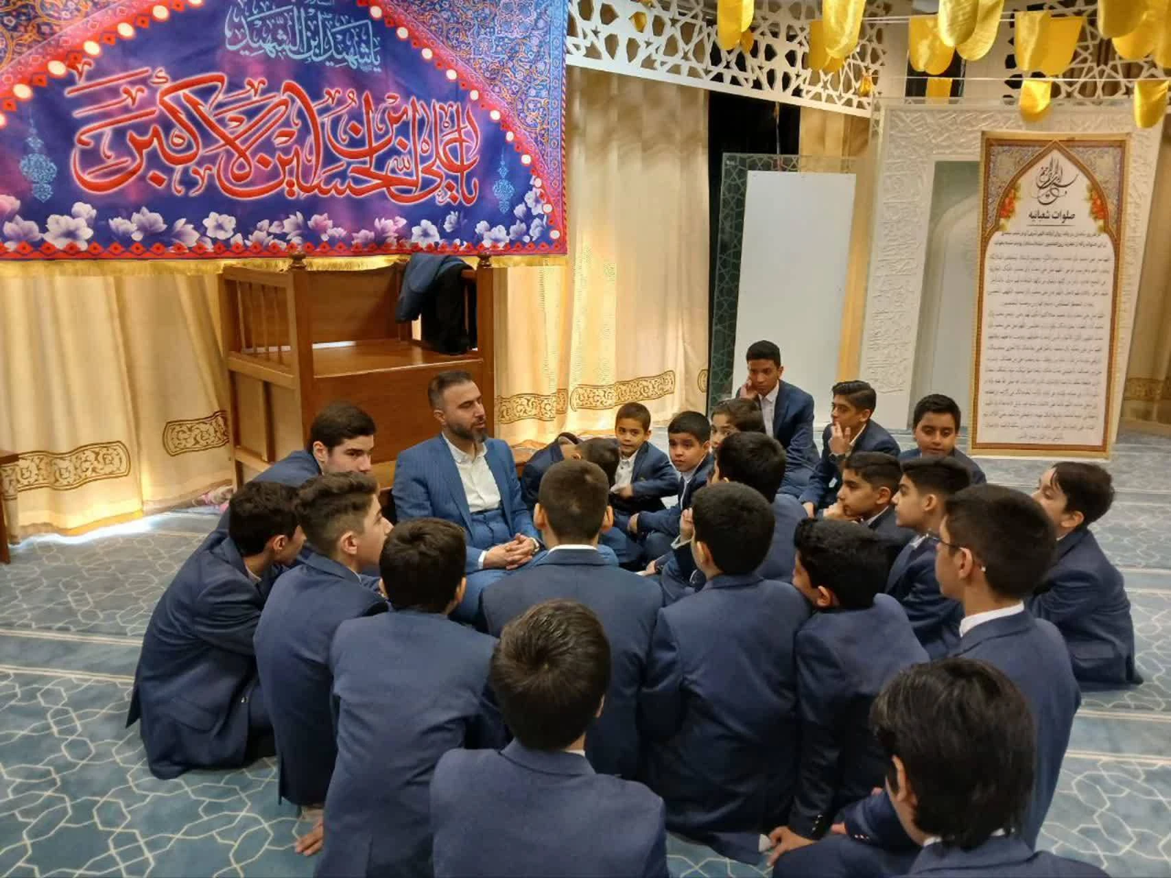 گفتگوی زنده تلویزیونی دکتر مجتبی رفیعی‌فر در شبکه افق پیرامون موفقیت‌های کانون فرهنگی هنری ورزشی تنهاترین سردار <br />و<br />گروه سرود پرافتخار و کشوری ثقلین