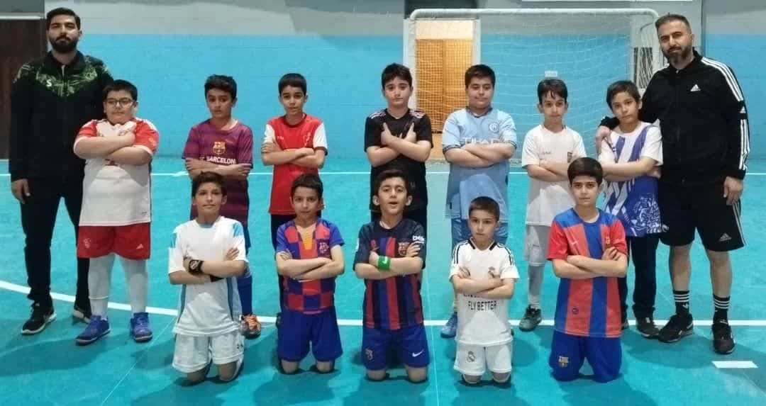 تاسیس شعبه اختصاصی مدرسه صلحا مدرسه فوتبال پنج ستاره, [18.04.25 08:35]<br />[ آلبوم ]<br />📢🔸 *برنامه فصل بهار شعبه صلحا ، سالن شهرک شهید فلاحی :* <br />🏆⚽️اختصاصی ویژه دانش آموزان مدرسه صلحا<br />شروع تمرین از شنبه ۲۳ فروردین :<br /><br />⚽️ گروه الف سنین ۹ الی ۱۳ سال ⚽️<br />👈پنج شنبه ها از ساعت ۱۵:۳۰ الی ۱۴:۰۰<br /><br />⚽️ *گروه ج سنین ۵ الی ۸ سال ⚽️* <br />👈پنج شنبه ها ساعت ۱۵:۳۰ الی ۱۷:۰۰<br /><br />🔸 *شهریه فصل بهار شعبه فلاحی :* <br />مبلغ ۰۰۰/ ۰۰۰ / ۲ هزار تومان<br /><br />⚽️شماره کارت جهت واریز شهریه شعبه فلاحی: <br /> *5041721230458011* <br />بانک رسالت بنام مجتبی رفیعی فر <br /><br />⚽️ *لوکیشن شعبه صلحا<br /> شهرک شهید فلاحی ، سالن سرپوشیده کوثر* <br />https://nshn.ir/rbvQZK_xpJ3E