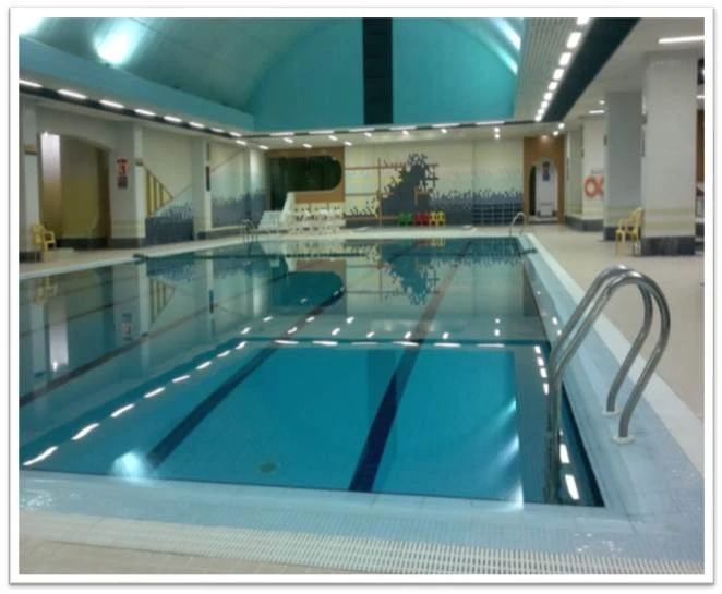 استخر بزرگسالان دارای امکانات شامل استخر بزرگسالان - سونای خشک و بخار - جکوزی ، استخر کودکان و حوضچه آبسرد<br />نرخ بلیط استخر: مبلغ 35،000 هزار تومان <br />