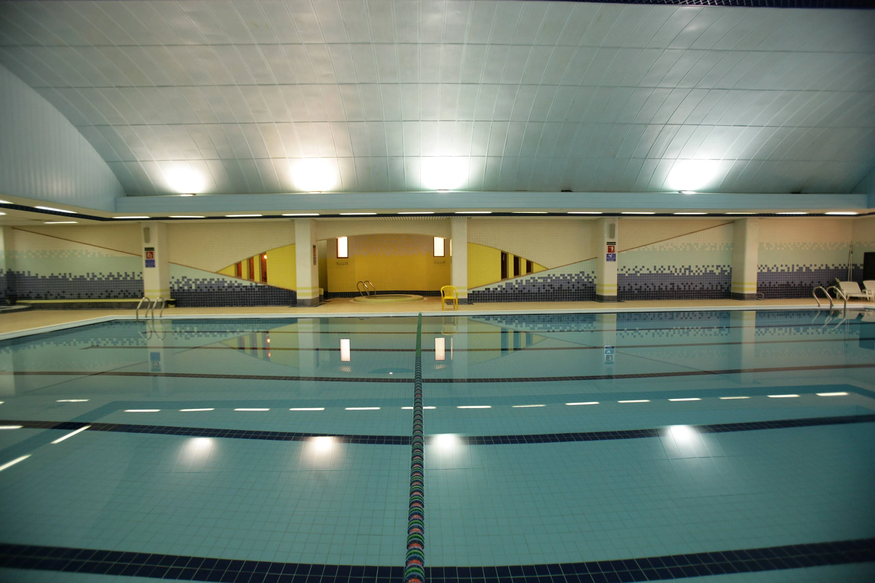 استخر سرپوشیده به اطلاع میرسانددر راستای صرفه جویی در مصرف انرژی و مدیریت بهینه منابع، استخر مجتمع در روزهای عادی هفته تعطیل خواهد بود و فعالیت استخر تنها در روزهای پایانی هفته (پنچ شنبه و جمعه) دایر می باشد.<br />آدرس :ضلع شرقی محوطه اصلی - تلفن داخلی : 178 <br />روز های پنــــچ شنبــــه و جمعـــه - ساعات کاری: سانس بانوان : 10 الی 11:30 <br /> سانس آقایان: 14 الی 15:30