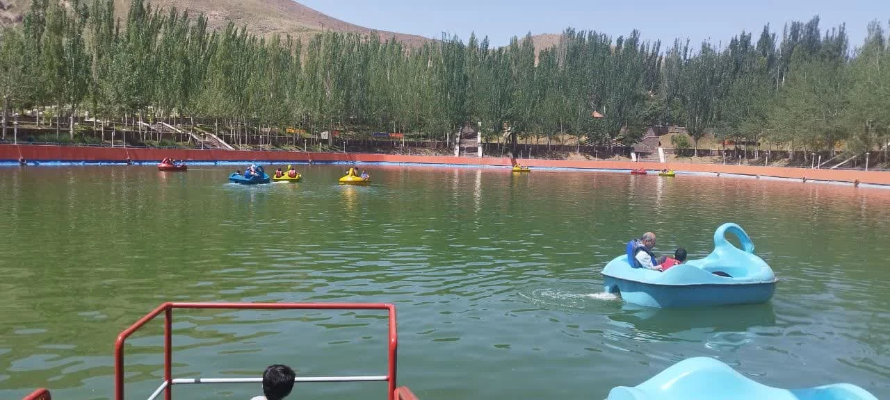 دریاچه و قایقرانی پدالی *** در حال حاضر بدلیل بارش برف و یخ زدگی قایقرانی فعال نمی باشد.***<br />آدرس ضلع شرقی جنب تله کابین<br />تلفن داخلی : 136<br />ساعت کاری : صبح 9 الی 12 - عصر 13 الی 16 <br />نرخ بلیط دریاچه هر نفر 20،000 هزار تومان