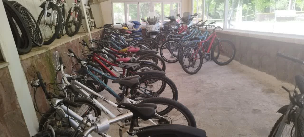 پیست دوچرخه *** در حال حاضر بدلیل بارش برف پیست دوچرخه فعال نمی باشد.***<br />آدرس :جنب خیابان ورودی اصلی سمت چپ<br />تلفن :147 <br />ساعت کاری : صبح 9 الی 12 - عصر 13 الی 16 <br />نرخ بلیط دوچرخه 30 دقیقه 30،000 هزار تومان