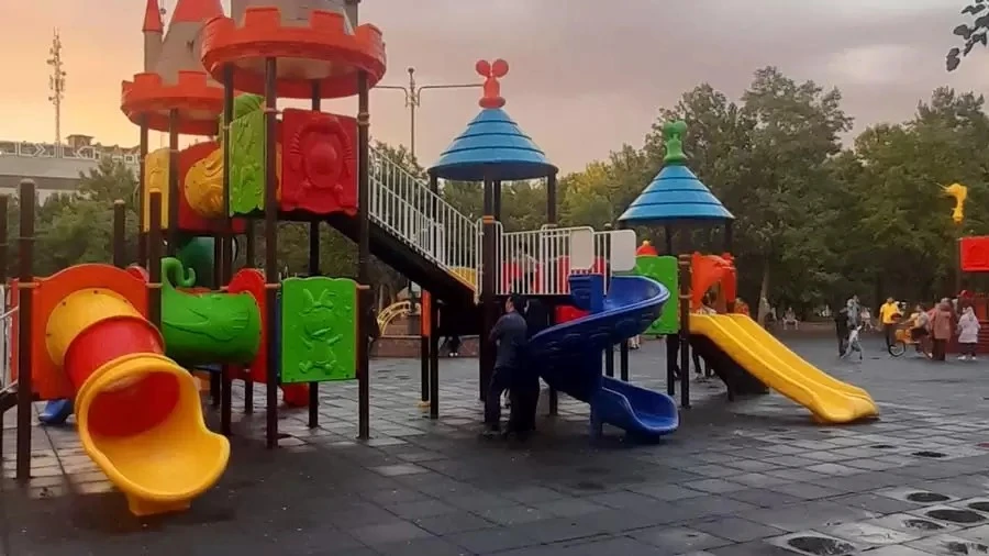 پارک بازی کودکان <br />آدرس : جنب اردوگاه دانش آموزی واقع در خیابان ورودی اصلی <br />ساعت کاری : از ساعت ۸صبح لغایت ۱۶ <br />همچنین قلعه بادی در سالن چند منظوره دایر می باشد.