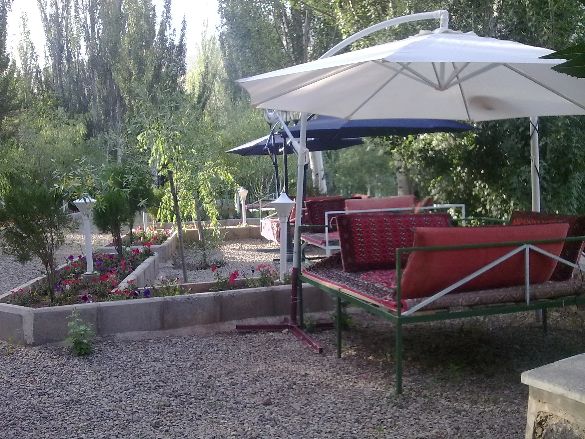 آلاچیق و تخت های دارای سایبان آدرس: حدفاصل خیابان منتهی به دریاچه و تله کابین <br />جهت اطراق میهمانان و استفاده از جاذبه های طبیعی محیط پیرامونی