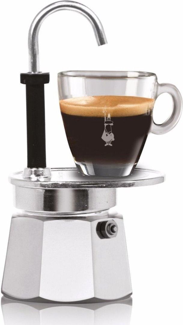 دستگاه قهوه ساز 83984674 مشاهده قیمت و یا خرید اینجا کلیک کنید قهوه از گذشته همیشه از پرطرفدارترین نوشیدنی ها بوده و به خاطر آرامش و انرژی بخشی مورد توجه می باشد. این قهوه ساز بسیار شیک و خوش ساخت است و بهترین قهوه ها را آماده نوشیدن تحویل میدهد. نحوه کار این قهوه ساز بدین صورت است :
پس از ریختن آب در مخزن و قرار دادن قهوه آسیاب شده در فیلتر، قهوه ساز را باید روی اجاق گاز قرار دهید و فنجان ها را مستقیماً زیر شیر قرار دهید تا قهوه خوش عطر و خوشمزه را میل کنید. ارتفاع این قهوه ساز ۱۷ سانتی متر می باشد.با هزینه مقرون به صرفه و کیفیتی بینظیر ، بهترین قهوه هارا میل کنید.