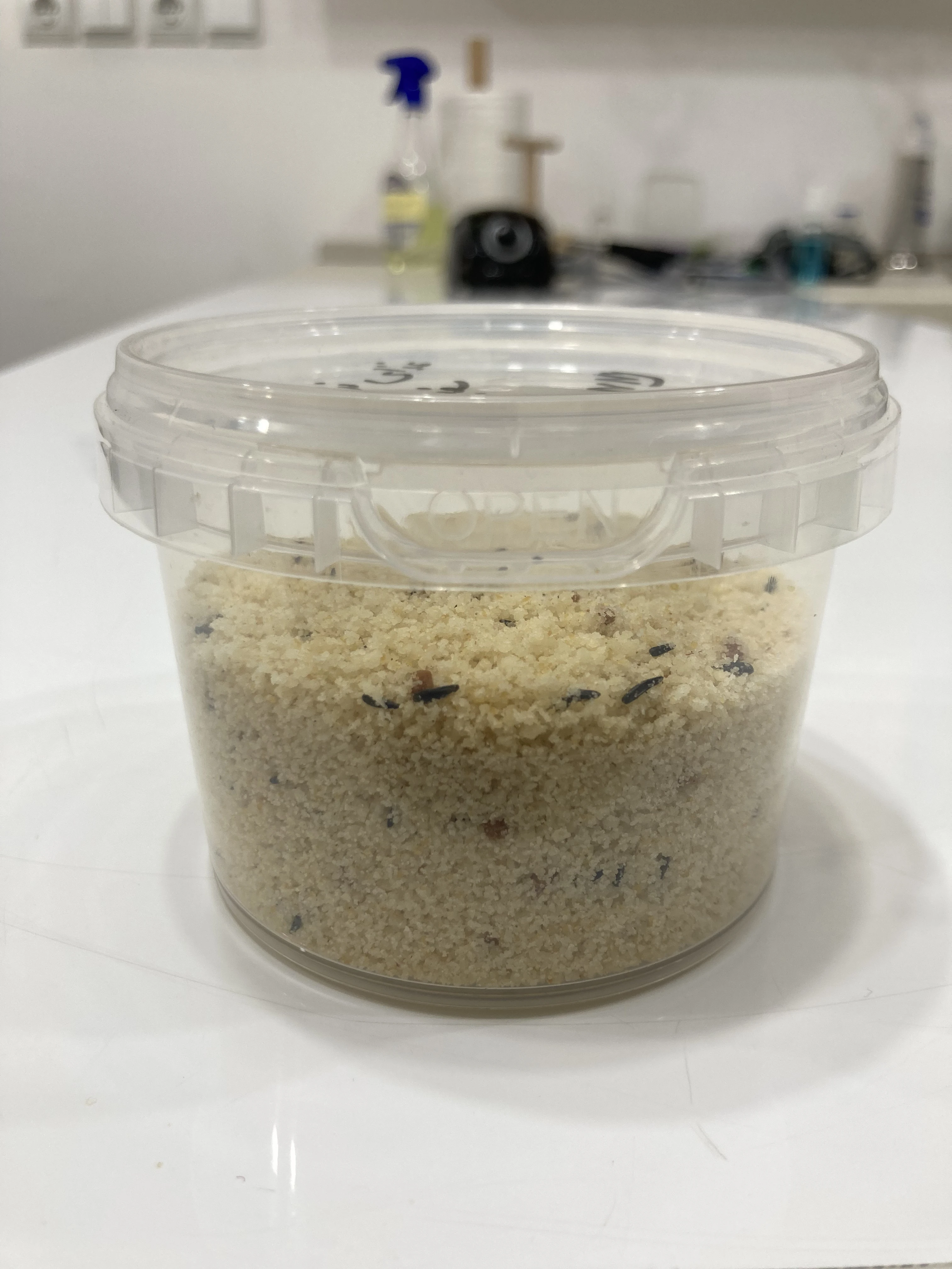 خوراک نرم ویتامینه penny مناسب طوطی سانان مختلف به ویژه طوطی های کوچک تا متوسط جثه مثل مرغ عشق برزیلی عروس هلندی و گرنیچک. <br /><br />یک غذای تقویتی مناسب دوره تولید مثل و جوجه داری و همچنین پرندگان بیمار که دچار کاهش وزن شده اند مناسب می باشد که در یک دوره مشخص با نظر دامپزشک قابل استفاده می باشد. <br /><br />بسته 100 گرمی <br />قیمت 300 ت