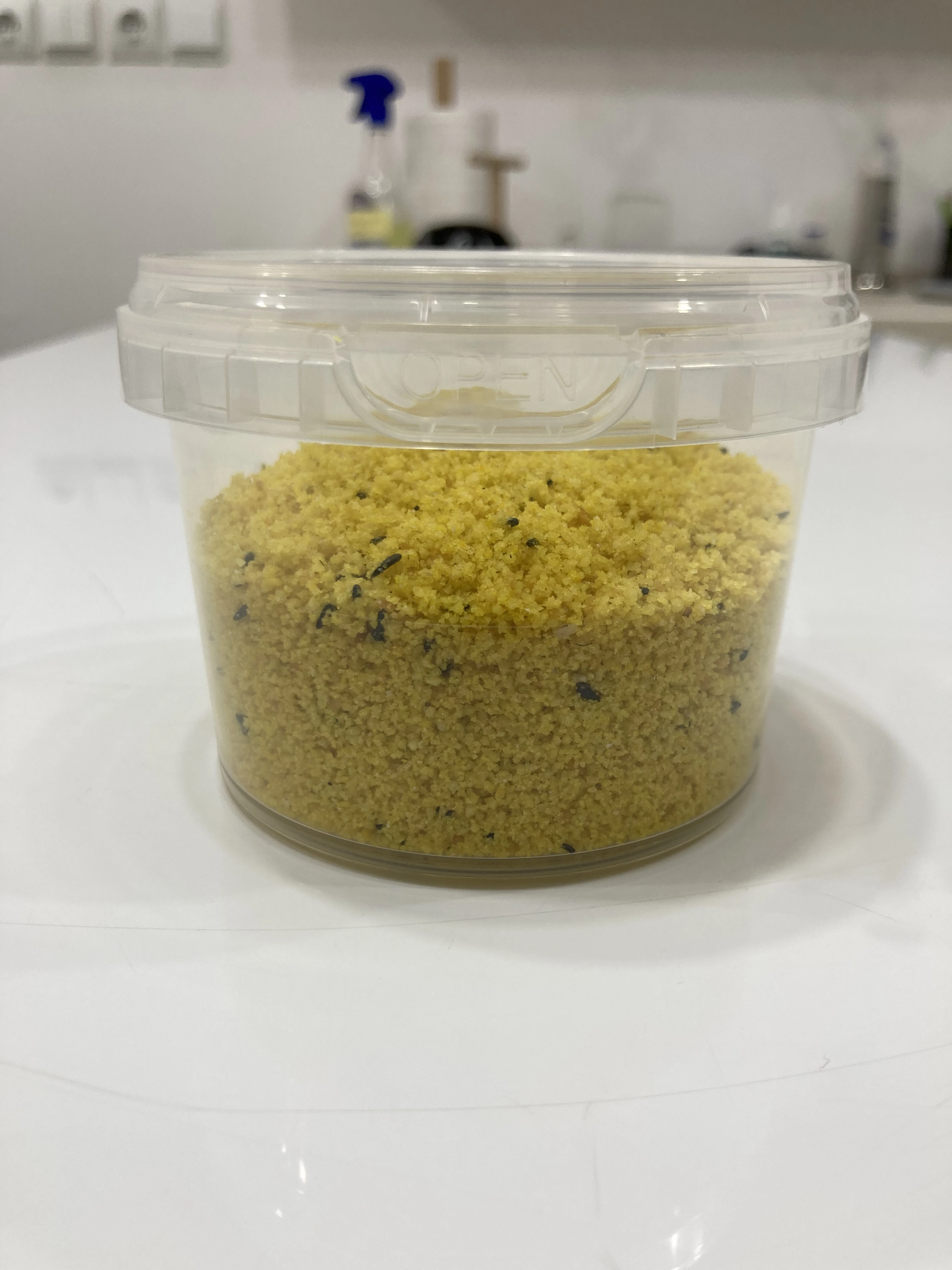 خوراک نرم ویتامینه penny رنگدانه دار مناسب گنجشک سانان مثل قناری های رنگی و طوطی سانان کوچک تا متوسط جثه مثل مرغ عشق برزیلی و گرنیچک که پرهای رنگی دارند <br /><br />یک غذای تقویتی حاوی ویتامین پروتیین و رندانه جهت تقویت رنگ پرها و تقویت قوای بدن و وزن گیری بهتر پرنده و همچنین مناسب یک دوره تولید مثل و جوجه داری میباشد . در یک دوره مشخص با نظر دامپزشک قابل استفاده می باشد. <br /><br />بسته 100 گرمی <br />قیمت 300 ت