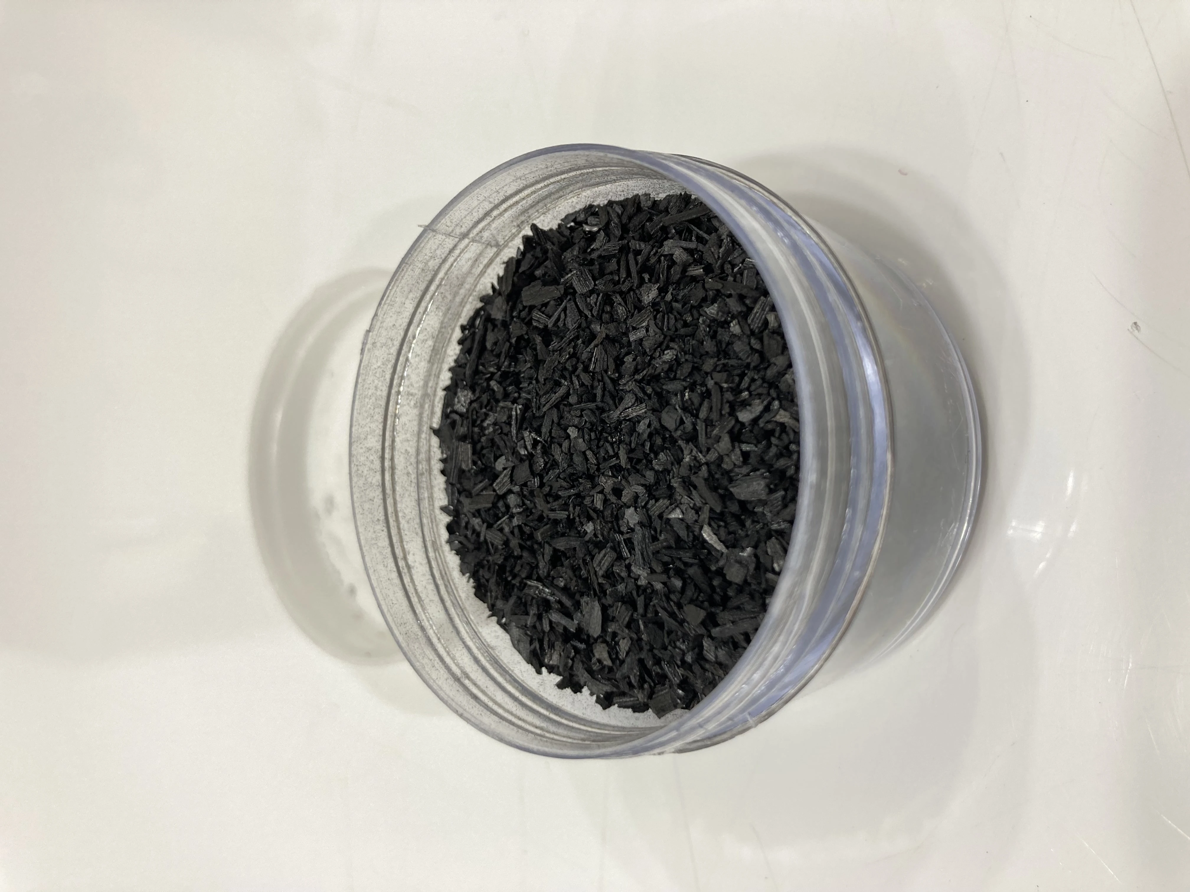 ذغال فعال - Active Charcoal ذغال فعال یک داروی ضد مسمویت با فلزات و مواد شیمیایی میباشد که در زمانی که پرنده شما مشکوک به خوردن برگ گل و گیاه اپارتمانی و یا جوهر خودکار و دیگر مواد شیمیایی است ، میزانی از دانه های ذغال فعال را بر روی غذای دانه ای پرنده خود اضافه کنید . در صورت بروز مسمومیت بهتر است با دامپزشک متخصص مشاوره بگیرید<br /><br />بسته 10 گرمی <br />قیمت 100 ت