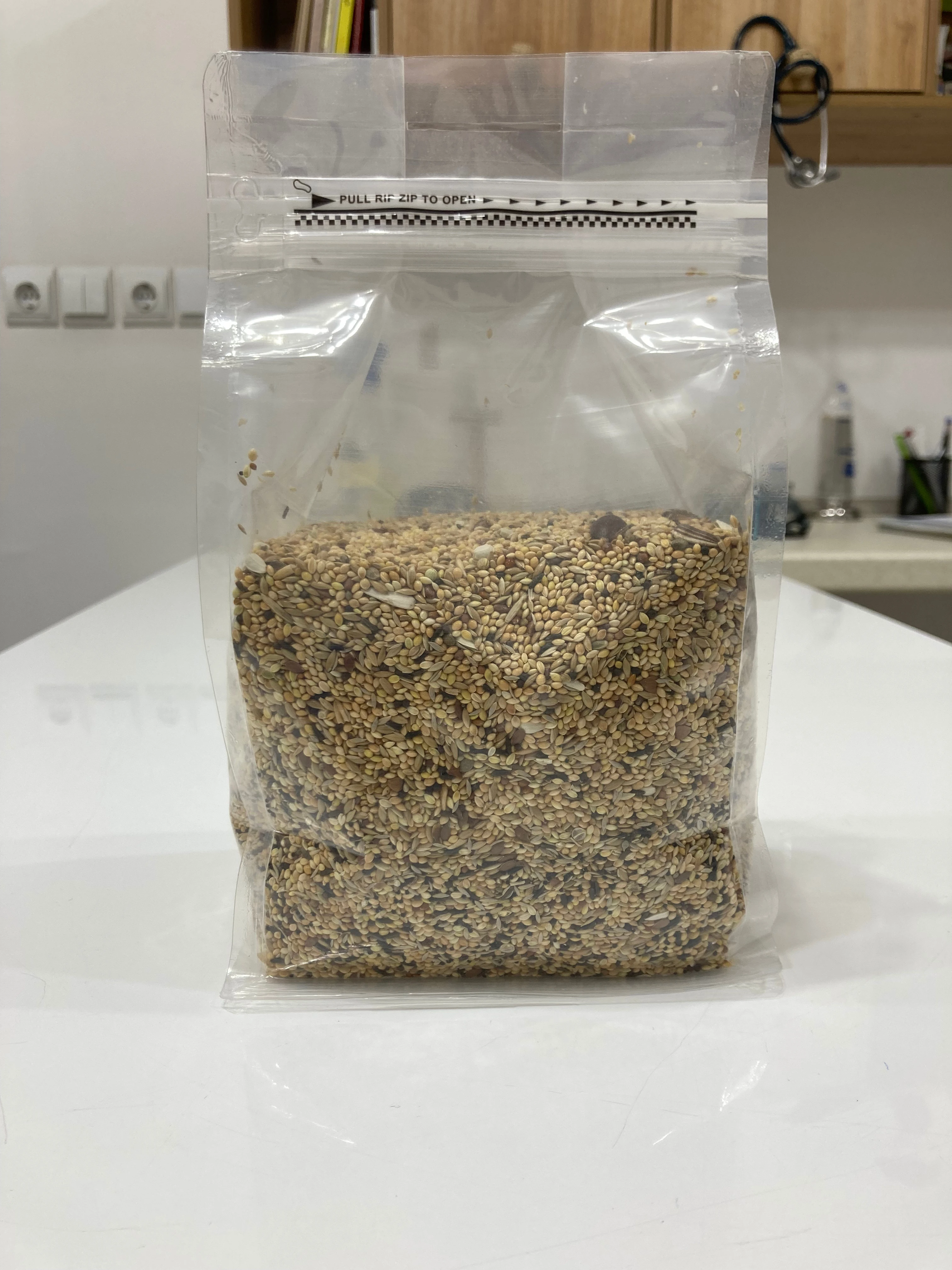 خوراک دان روزانه پایه (تولید مجموعه دکتر یزدانی) <br />جهت مصرف روزانه طوطی های عروس هلندی ، گرینچک و برزیلی <br /><br />ترکیب دانه های این مخلوط ، انرژی و پروتین نیازی روزانه طوطی سانانی مثل عروس هلندی و گرینچک و برزیلی ( پاراکت های بزرگ و پروتلت ها) را تامین میکند و از بروز کبد چرب و فقر مواد غذایی جلوگیری میکند . در کنار این مخلوط دان پیشنهاد می شود که در ظرف جداگانه از میوه ها و سبزیجات و کف دریا نیز استفاده شود .<br /><br /> وزن 1 کیلوگرم<br />قیمت 350 ت
